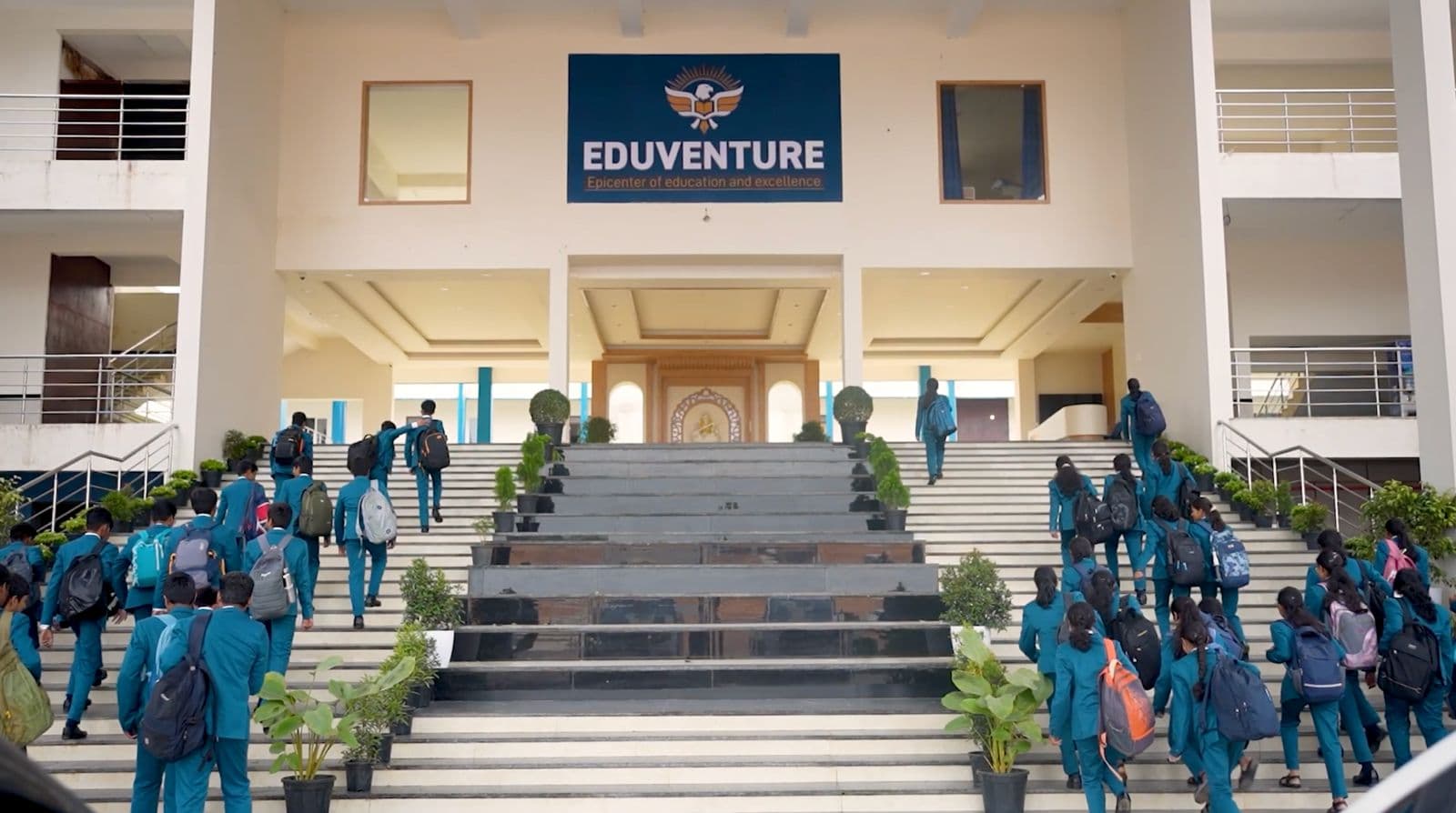Students arriving at EDUVENTURE